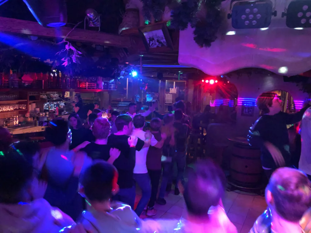 Blick über die Tanzfläche zur Bar.